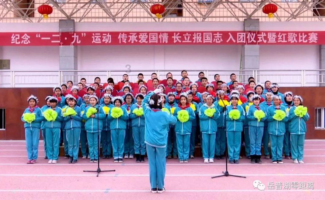 这个男孩长得怎么样，女孩回答。游戏画面